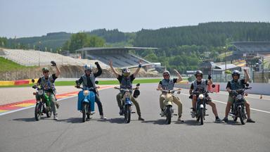 Sechs Männer auf Simson-Modeps auf der Formel-1-Rennstrecke von Spa in Belgien.