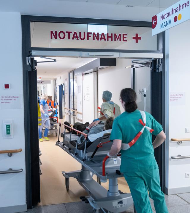 Freiwillige Pflegekräfte und Ärzteteams behandeln einen Verunglückten an der Rostocker Universitätsmedizin bei einem simulierten Unglück am 05.04.2025.