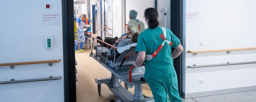 Freiwillige Pflegekräfte und Ärzteteams behandeln einen Verunglückten an der Rostocker Universitätsmedizin bei einem simulierten Unglück am 05.04.2025.