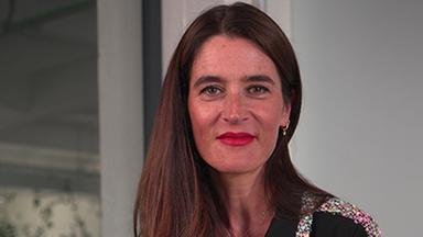 ZDF-Finanzreporterin Sina Mainiz erklärt, welche Versicherungen Menschen zwischen 20 und 30 Jahren abschließen sollten.