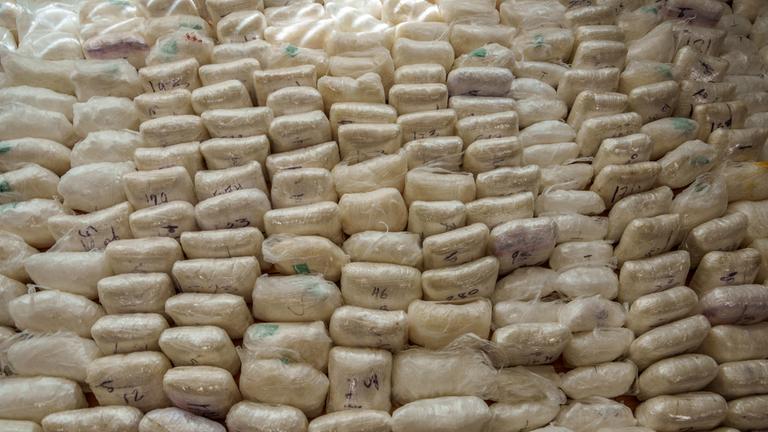 Ein Teil der sichergestellten 1,8 Tonnen Methamphetamin wird am 16.05.2024, in Madrid, ausgestellt.