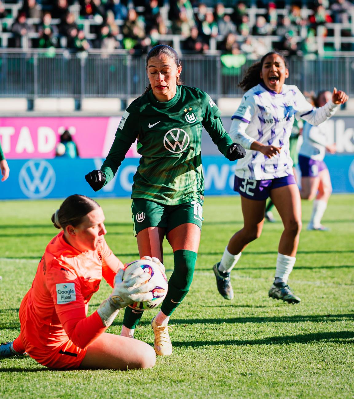Kim Lea Sindermann kann den Ball frühzeitig halten, sodass Wolfsburgs Kessya Bussy nicht mehr schießen kann