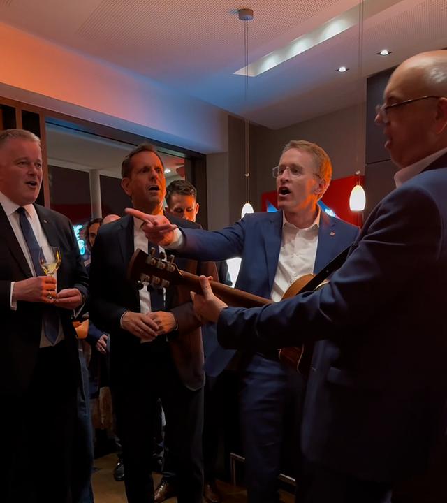 Singende Ministerpräsidenten in Bremen. Bürgermeister Andreas Bovenschulte an der Gitarre.