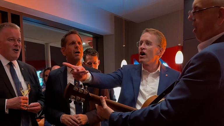 "Griechischer Wein": Spitzenpolitiker singen
