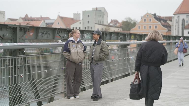 Zwei junge Frauen zum Singles'-Day