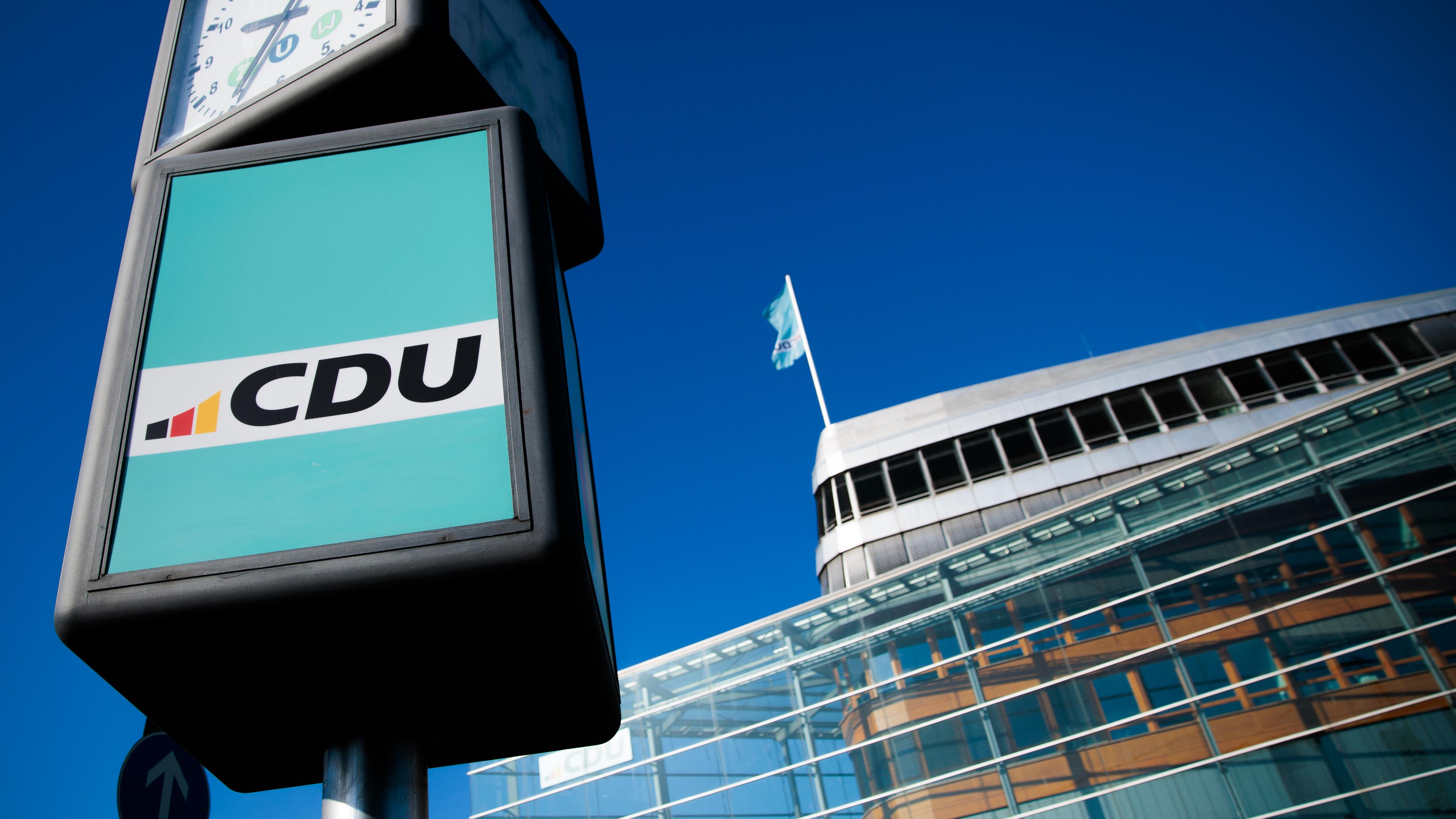 Das Logo der CDU steht auf einer Werbetafel vor dem Konrad-Adenauer-Haus in Berlin, dem Sitz der Bundes-CDU. 