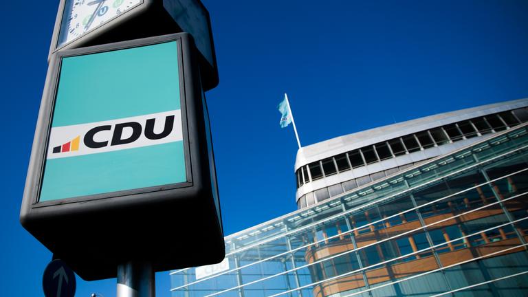 Das Logo der CDU steht auf einer Werbetafel vor dem Konrad-Adenauer-Haus in Berlin, dem Sitz der Bundes-CDU. 