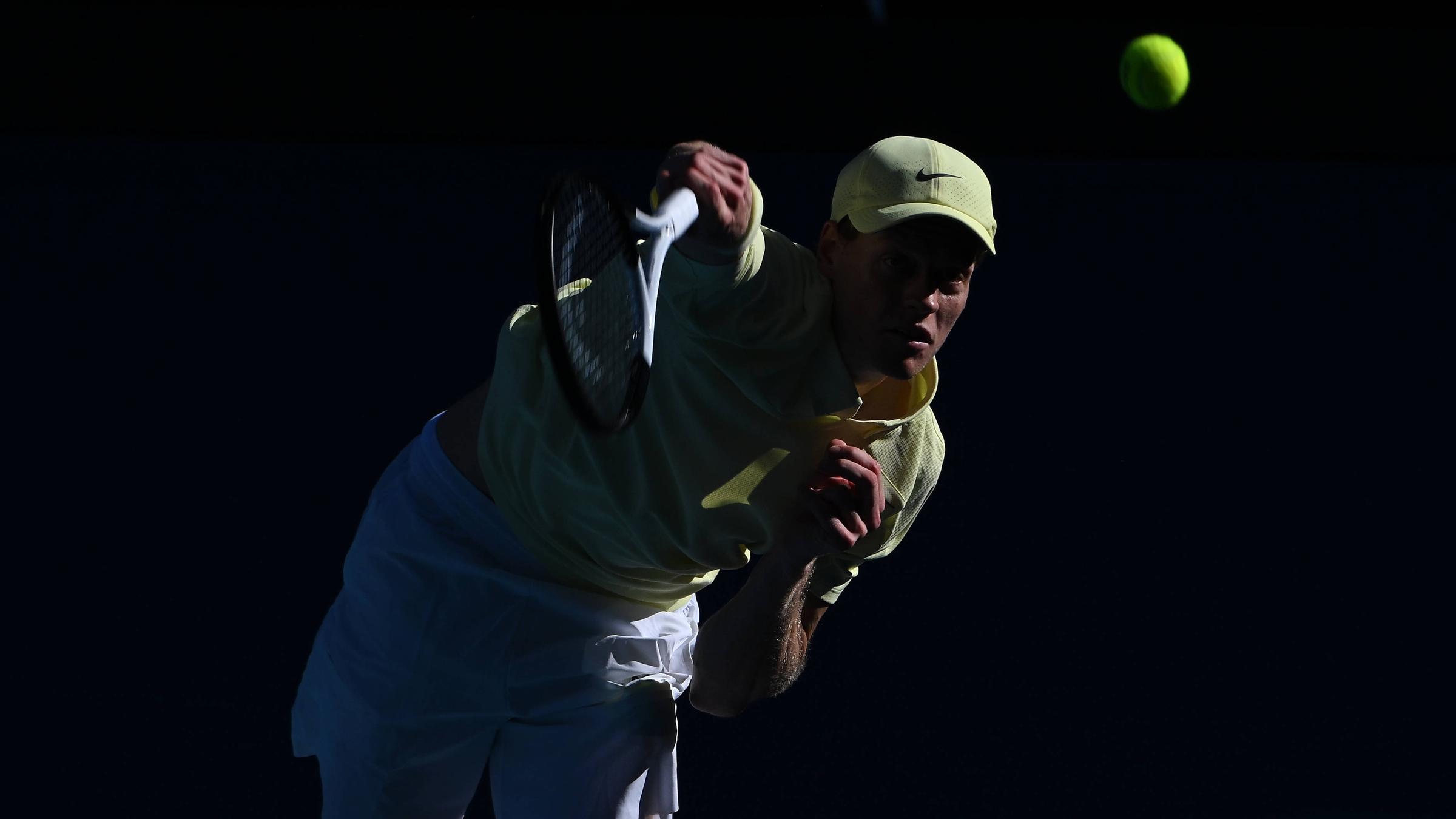 Jannik Sinner  beim Aufschlag im Charity-Match gegen Alexei Popyrin