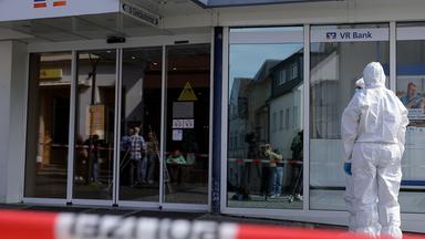 Die Polizei konnte bei der Stürmung der Bank zwei Geiseln befreien, von den Tätern fehlt allerdings jede Spur.