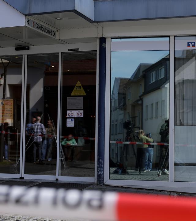 Die Polizei konnte bei der Stürmung der Bank zwei Geiseln befreien, von den Tätern fehlt allerdings jede Spur.