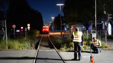 Baden-Württemberg, Sipplingen: Polizeibeamte ermitteln an der Unglücksstelle. Ein vierjähriges Kind hat einen Bahnübergang am Bodensee mit seinem Laufrad überquert und ist dabei von einem Zug erfasst und tödlich verletzt worden.