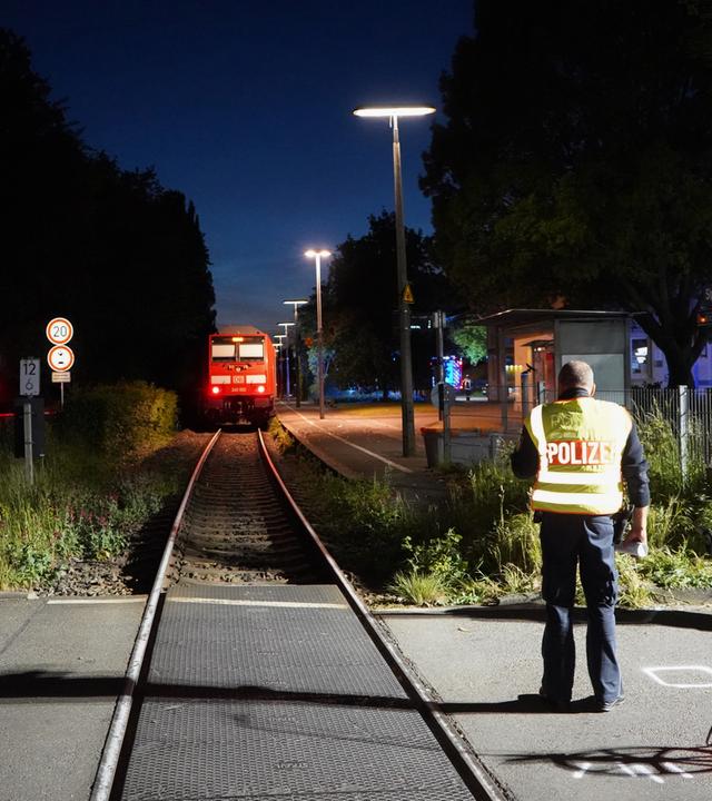 Baden-Württemberg, Sipplingen: Polizeibeamte ermitteln an der Unglücksstelle. Ein vierjähriges Kind hat einen Bahnübergang am Bodensee mit seinem Laufrad überquert und ist dabei von einem Zug erfasst und tödlich verletzt worden.