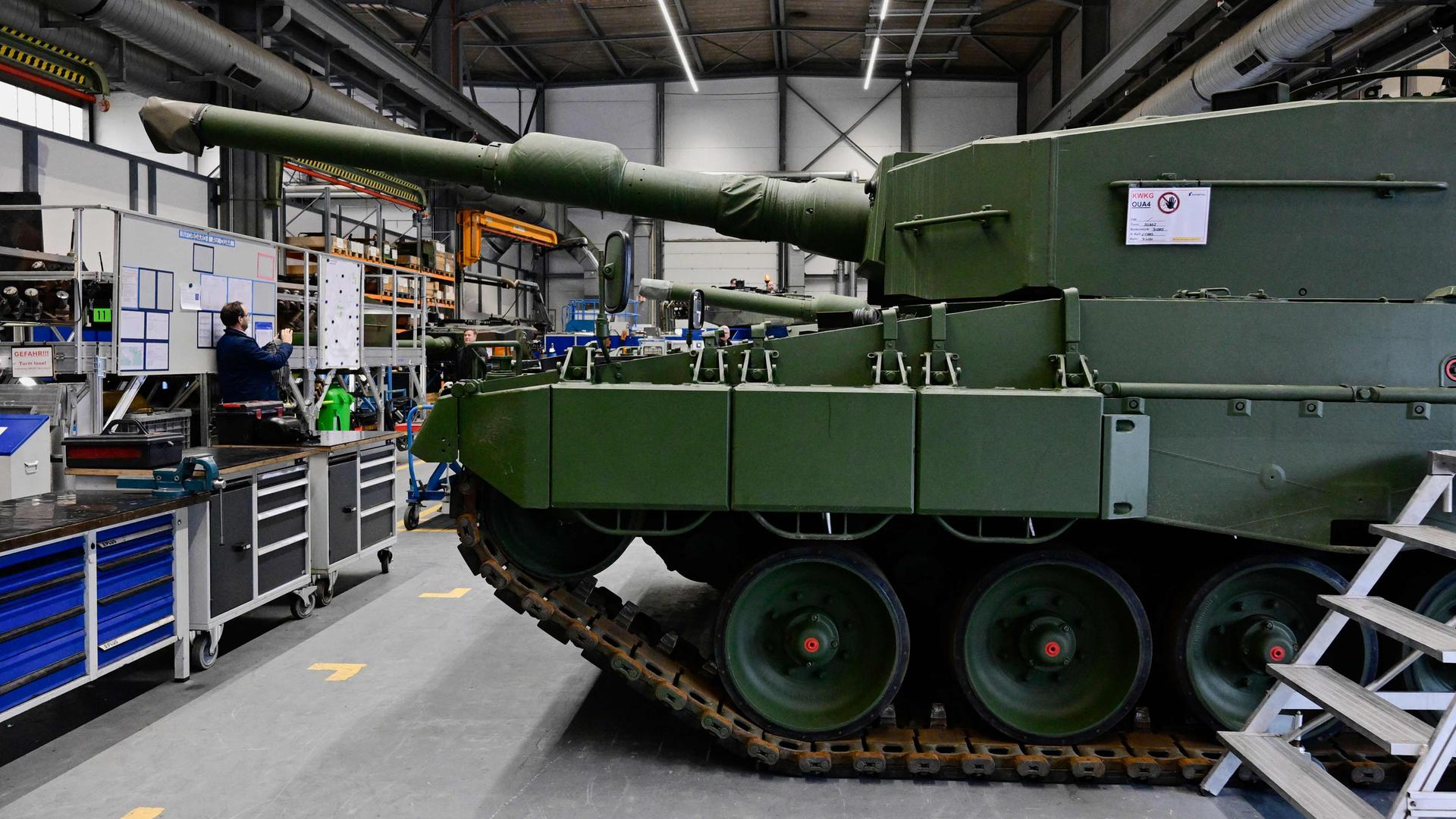 Ein Panzer in Rheinmetall Fabrik.