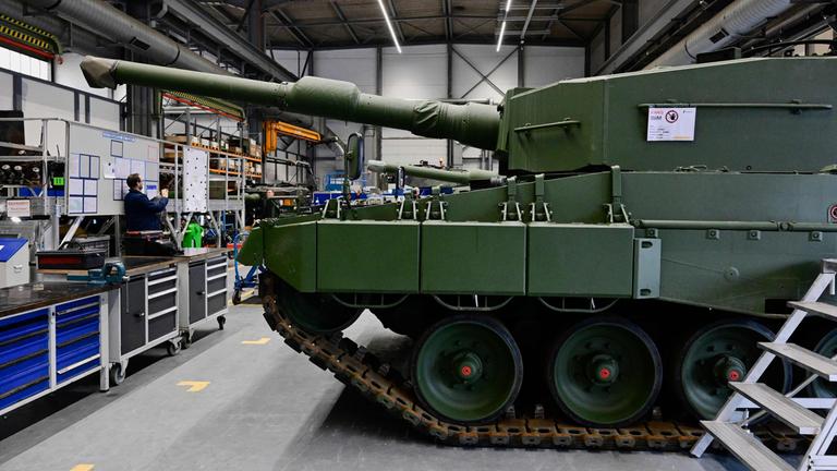 Ein Panzer in Rheinmetall Fabrik.