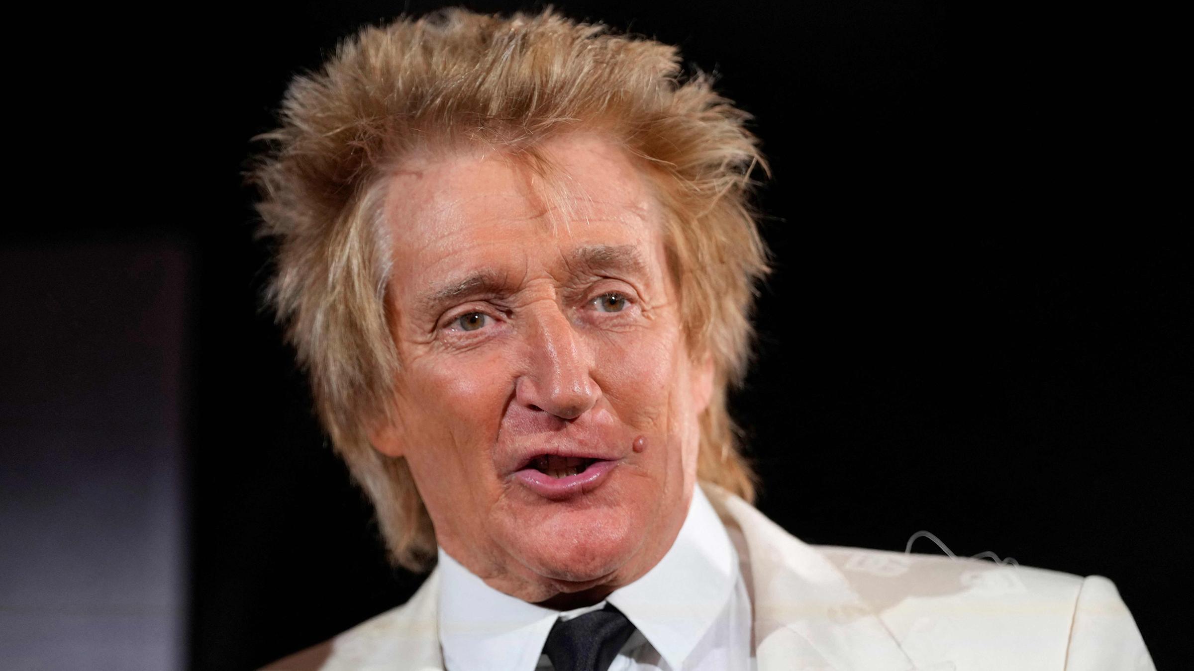 Der Musiker Rod Stewart bei einem öffentlichen Auftritt.