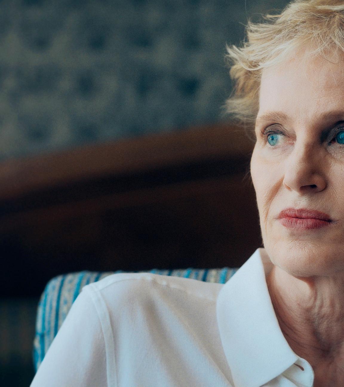 Porträt einer Frau. Sie schaut nach links