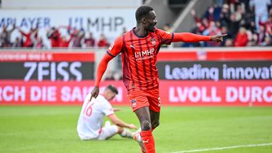 Sirlord Conteh (1. FC Heidenheim 1846) jubelt.