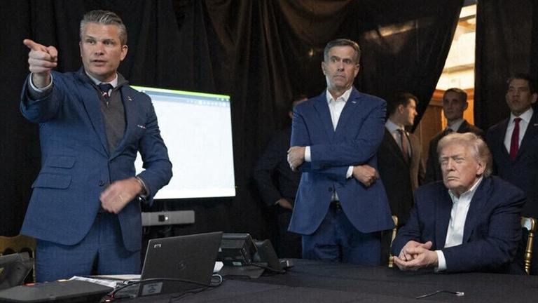 US-Präsident Donald Trump (R) CIA-Direktor John Ratcliffe (M) und Verteidigungsminister Pete Hegseth (L) verfolgen am 3. Januar in Washington die Festnahme von Venezuelas Präsident Nicolás Maduro.