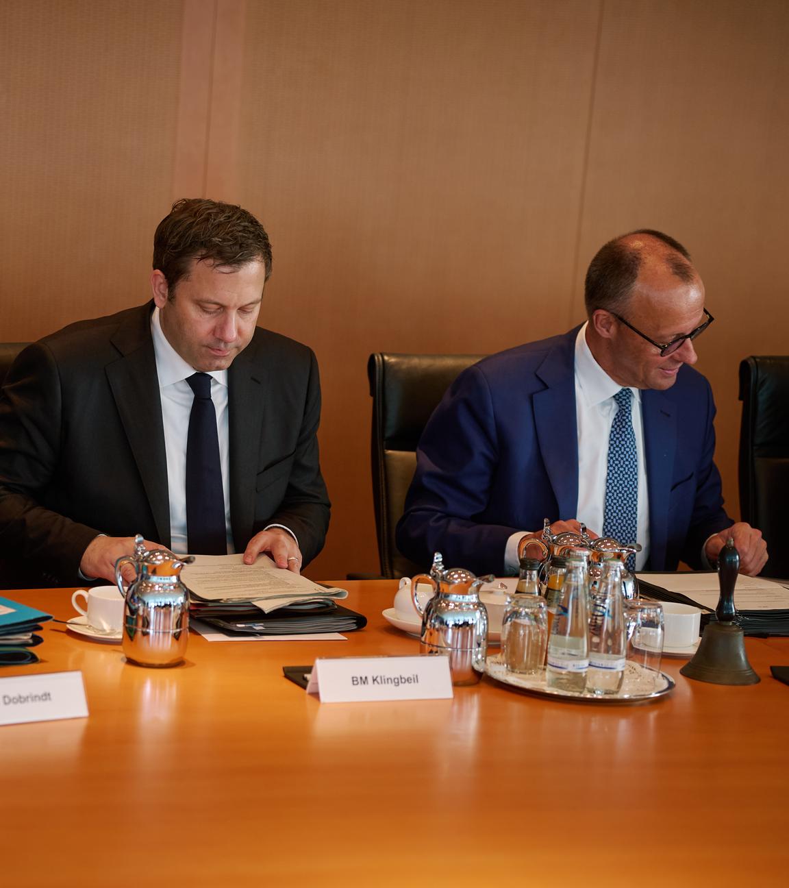Bundesinnenminister Alexander Dobrindt, Bundesfinanzminister Lars Klingbeil und Bundeskanzler Friedrich Merz vor der Sitzung des Kabinetts in Berlin am 04.06.2025