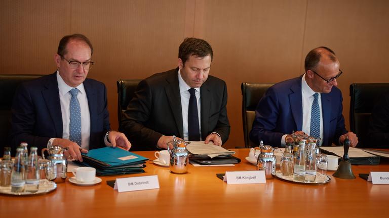 Bundesinnenminister Alexander Dobrindt, Bundesfinanzminister Lars Klingbeil und Bundeskanzler Friedrich Merz vor der Sitzung des Kabinetts in Berlin am 04.06.2025