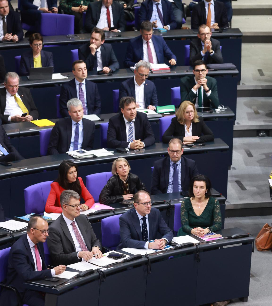 Fraktionen der CDU (links) mit dem Vorsitzenden der CDU-Partei und Fraktion Friedrich Merz (links) und der Alternative für Deutschland (AfD) mit dem Spitzenkandidaten für die Bundestagswahl, der Partei Alternative für Deutschland (AfD) und Fraktionsvorsitzende und Alice Weidel (r.) reagieren auf die Ankündigung der Abstimmung über ein Gesetz zur Begrenzung des illegalen Zustroms während einer Sitzung des Deutschen Bundestages in Berlin. Deutschland, 31. Januar 2025.