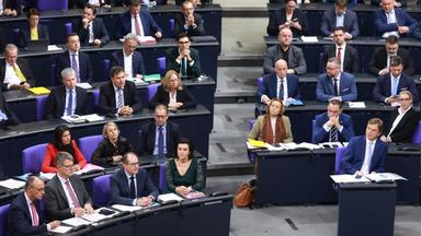 Fraktionen der CDU (links) mit dem Vorsitzenden der CDU-Partei und Fraktion Friedrich Merz (links) und der Alternative für Deutschland (AfD) mit dem Spitzenkandidaten für die Bundestagswahl, der Partei Alternative für Deutschland (AfD) und Fraktionsvorsitzende und Alice Weidel (r.) reagieren auf die Ankündigung der Abstimmung über ein Gesetz zur Begrenzung des illegalen Zustroms während einer Sitzung des Deutschen Bundestages in Berlin. Deutschland, 31. Januar 2025.