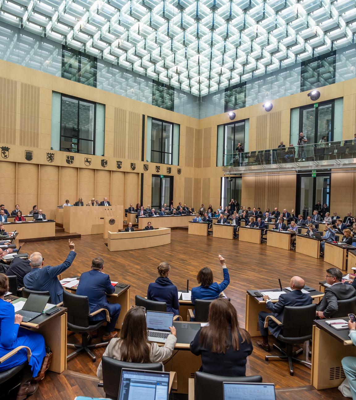 Die Mitglieder des Bundesrats stimmen zu Beginn der Sitzung im Bundesrat ab. 