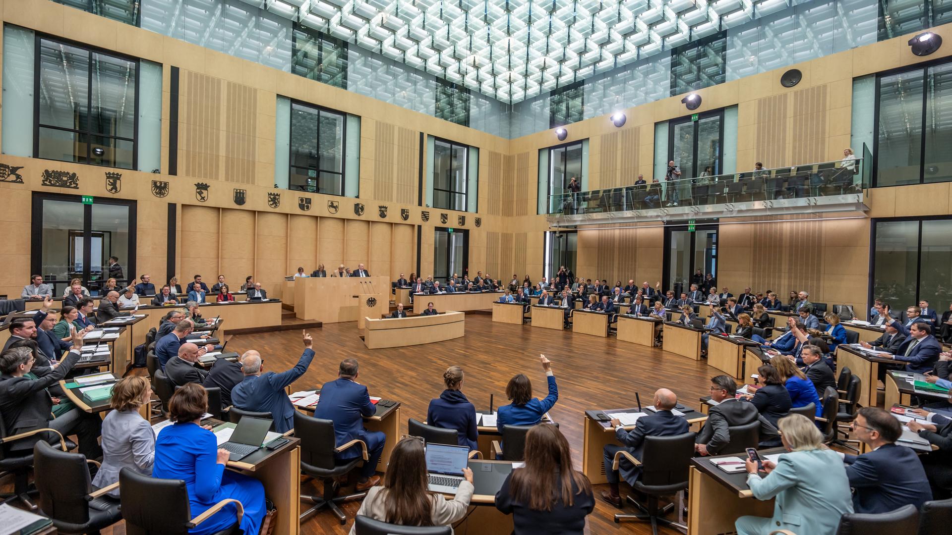 Die Mitglieder des Bundesrats stimmen zu Beginn der Sitzung im Bundesrat ab. 
