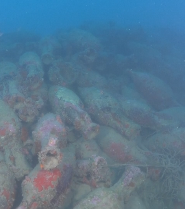 Die Amphoren, die das Schiff geladen hatte, liegen aufeinander.