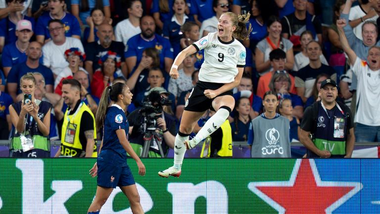 Archiv: Jubel, v.l. Selma Bacha, Torschuetzin Sjoeke Nuesken (Deutschland)