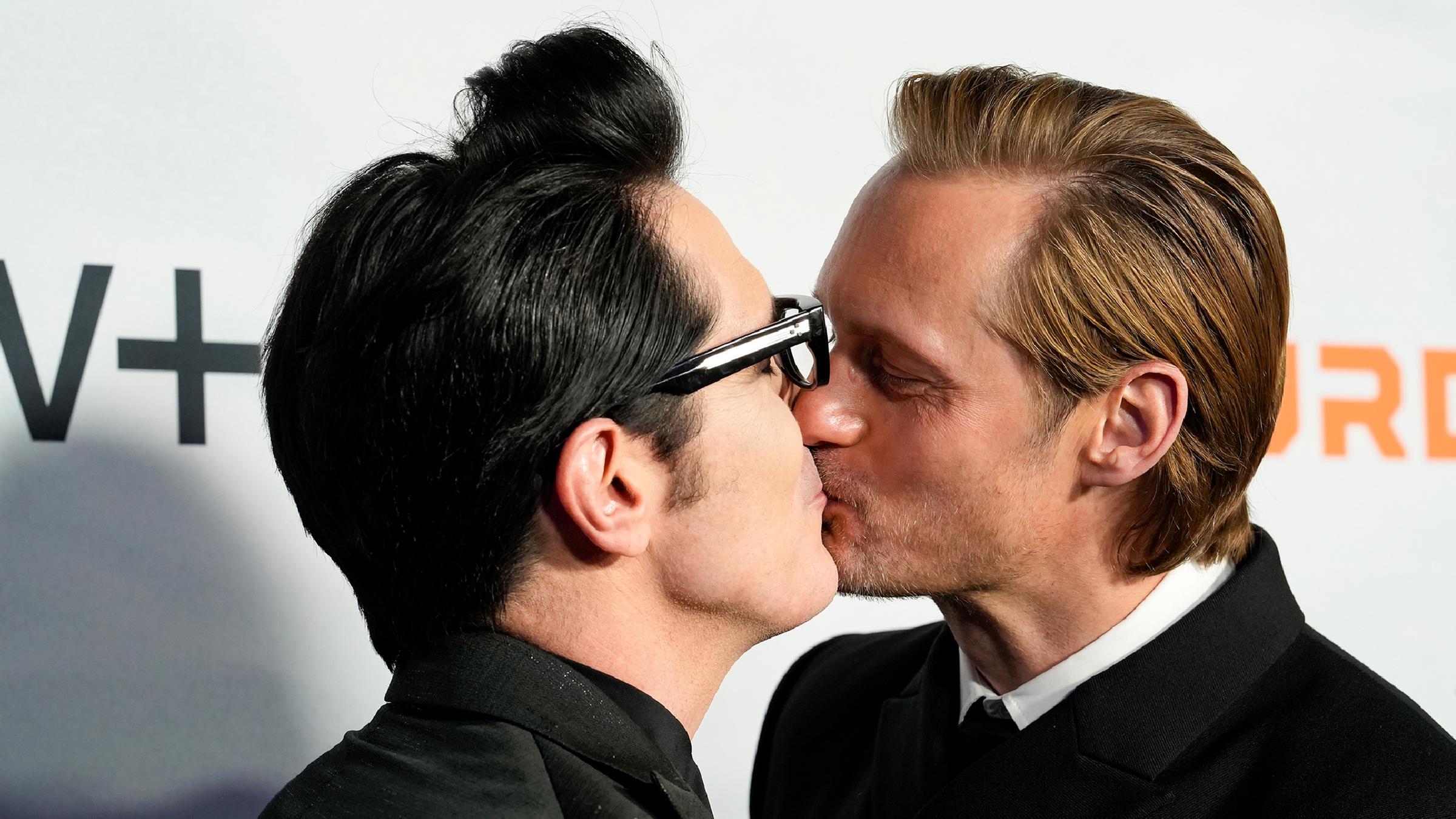 Alexander Skarsgård küsst David Dastmalchian