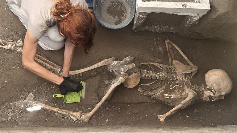 Italien, Pompeji:  Skelette zweier Opfer des Vulkanausbruchs aus dem Jahr 79, die bei Renovierungsarbeiten an der archäologischen Stätte von Pompeji entdeckt wurden