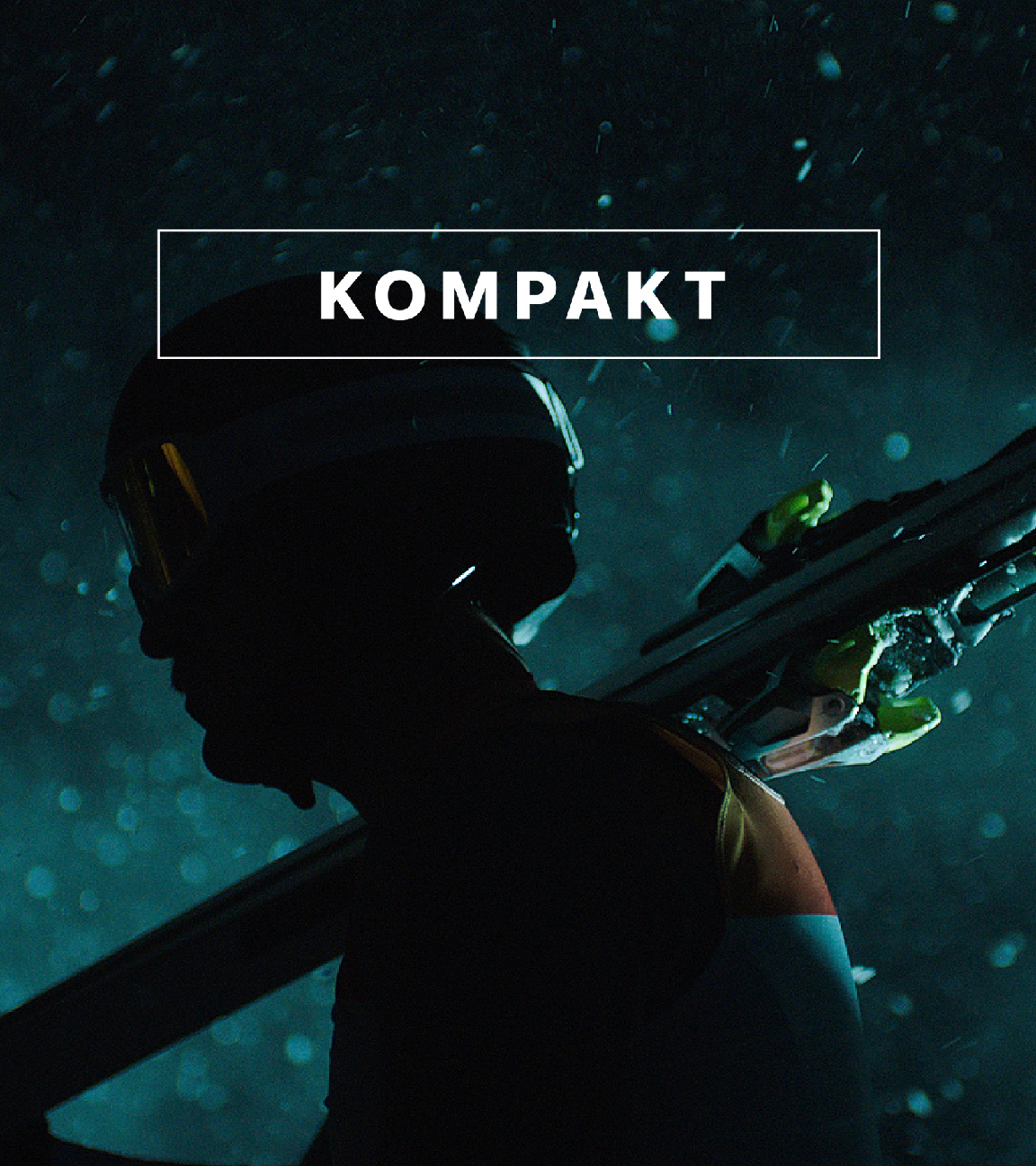 Das Wintersport "KOMPAKT"-Logo vor dunkelgrün-vernebeltem Hintergrund, unten der Schattenriss eines Skifahrers.