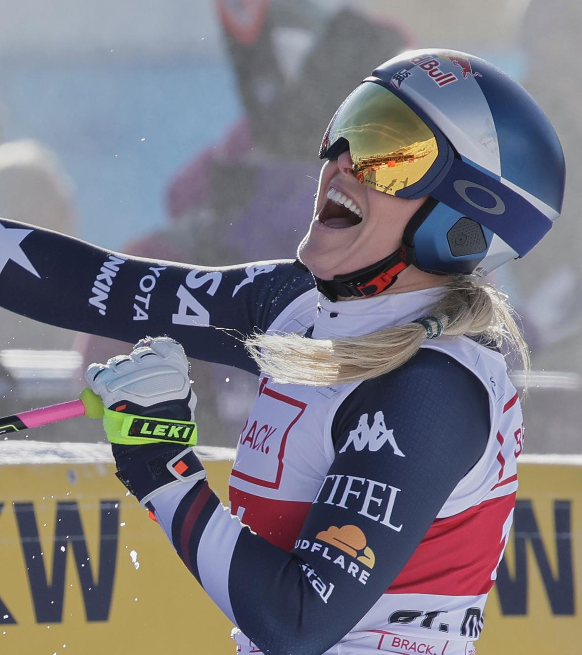 Skirennfahrerin Lindsey Vonn jubelt nach ihrer Zieldurchfahrt bei der Abfahrt in St. Moritz am 12.12.2025.