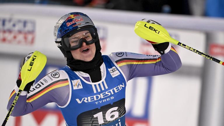 Die deutsche Skirennläuferin Emma Aicher reagiert nach dem zweiten Lauf des Slaloms beim Ski-Weltcup.