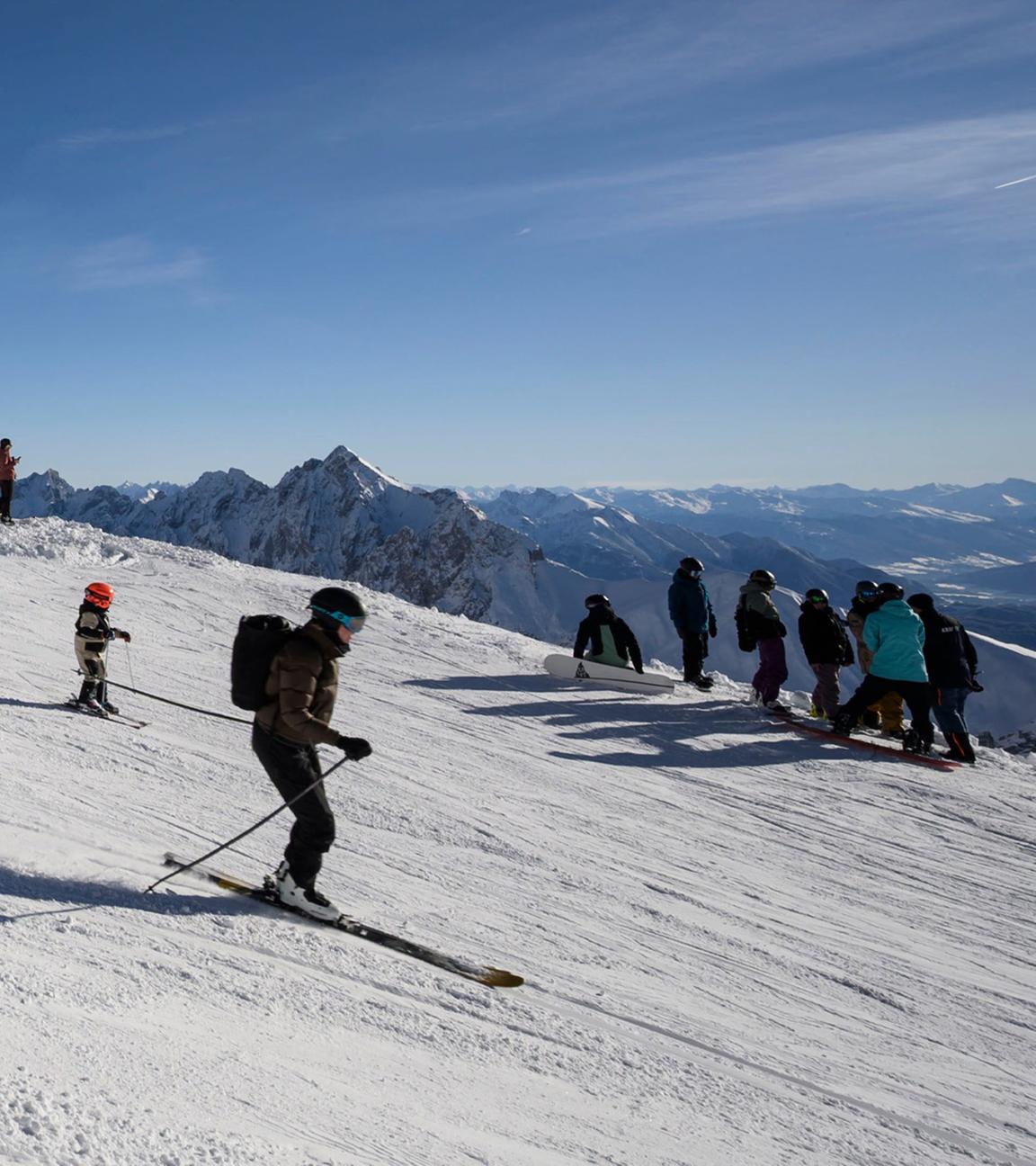 Skifahrer genießen Schnee und Sonne am ersten Skitag auf der Zugspitze (2962 m) nahe Grainau und Garmisch-Partenkirchen in Süddeutschland am 28. November 2025.