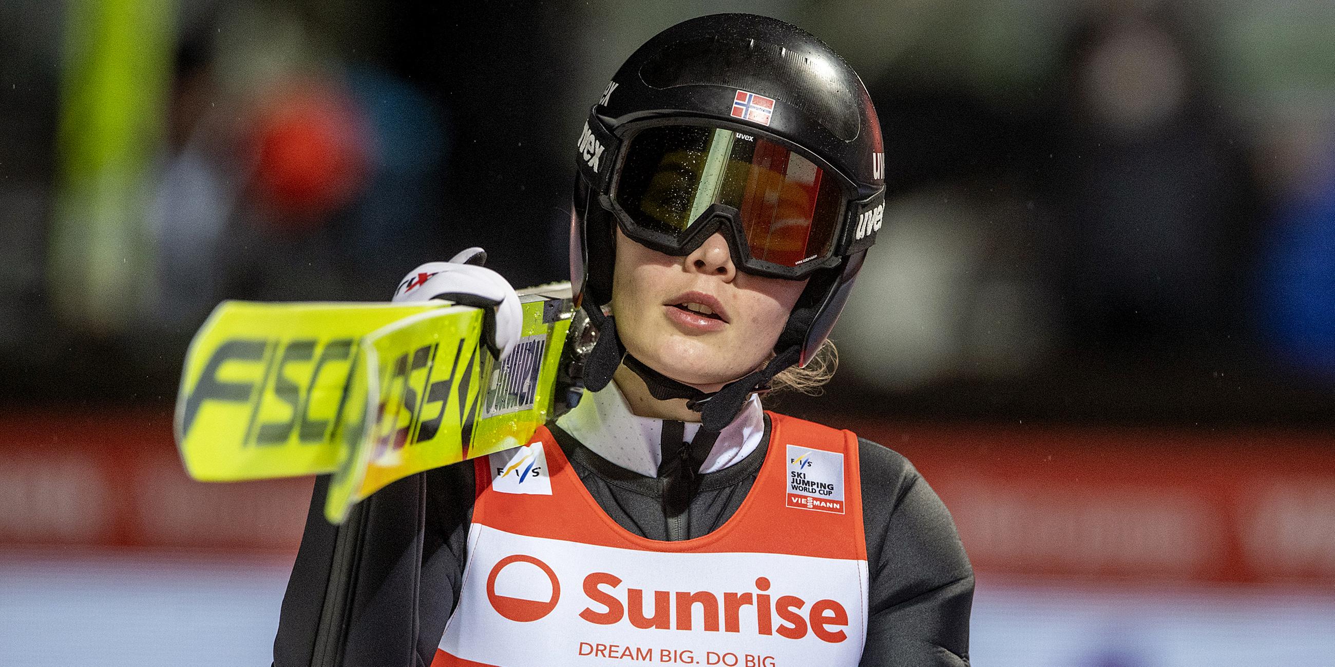 Anna Odine Stroem aus Norwegen reagiert während des Wettkampfs von der Großschanze HS140 der Damen.