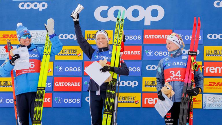 Siegerin Therese Johaug (Mitte) aus Norwegen, zweitplatzierte Norwegerin Astrid Oyre Slind (l.) und der drittplatzierten Deutschen Victoria Carl am 15.03.2025