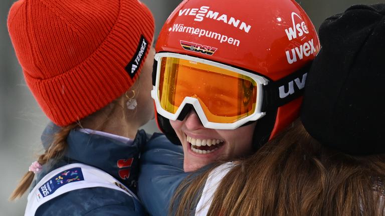 Selina Freitag wird nach ihrem Silber-Sprung beglückwünscht