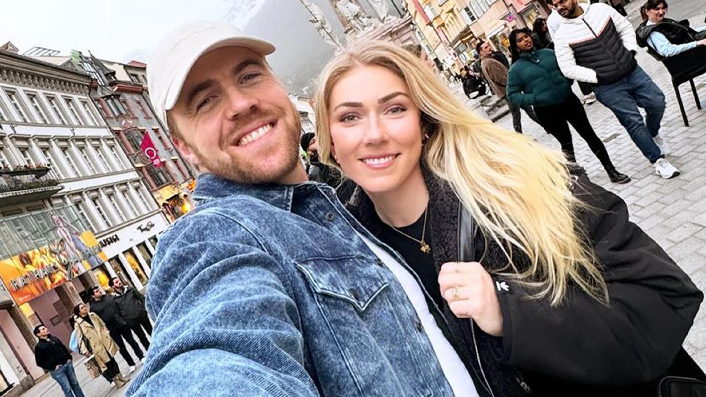 Die Ski-Stars Shiffrin und Kilde posieren für ein Selfie in Innsbruck.