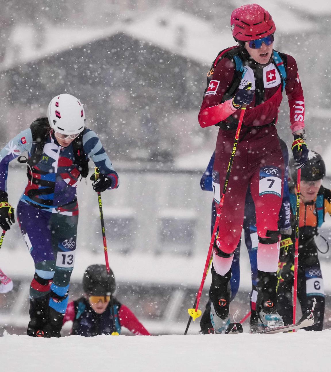 Skibergsteigerinnen beim olympischen Wettbewerb in Bormio beim Anstieg im Schneetreiben. In Führung die Schweizerin Caroline Ulrich.