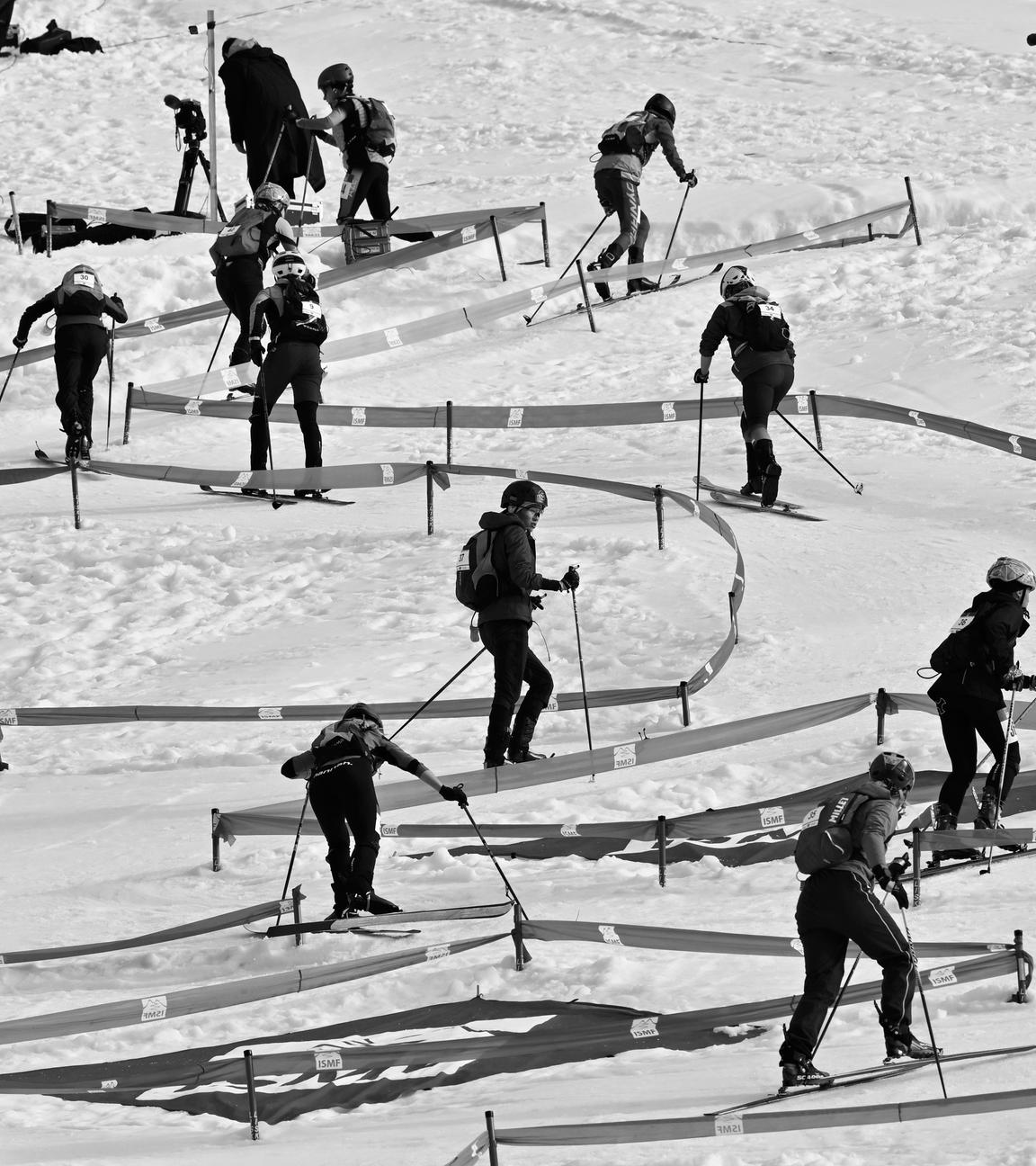 Österreich, Schladming: Laufen beim Sprint Rennen im Rahmen des ISMF Weltcup Skibergsteigen im Planai Stadion auf der Piste.