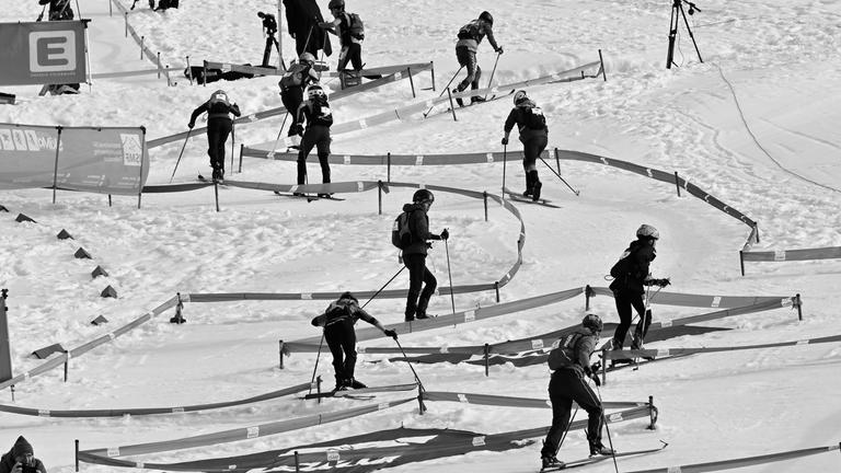 Österreich, Schladming: Laufen beim Sprint Rennen im Rahmen des ISMF Weltcup Skibergsteigen im Planai Stadion auf der Piste.