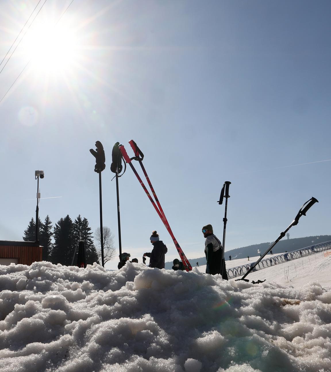 Skifahren bei Frühlingstemperaturen