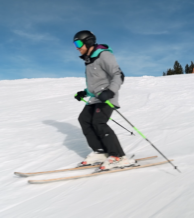 Zu sehen ist ein Skifahrer.