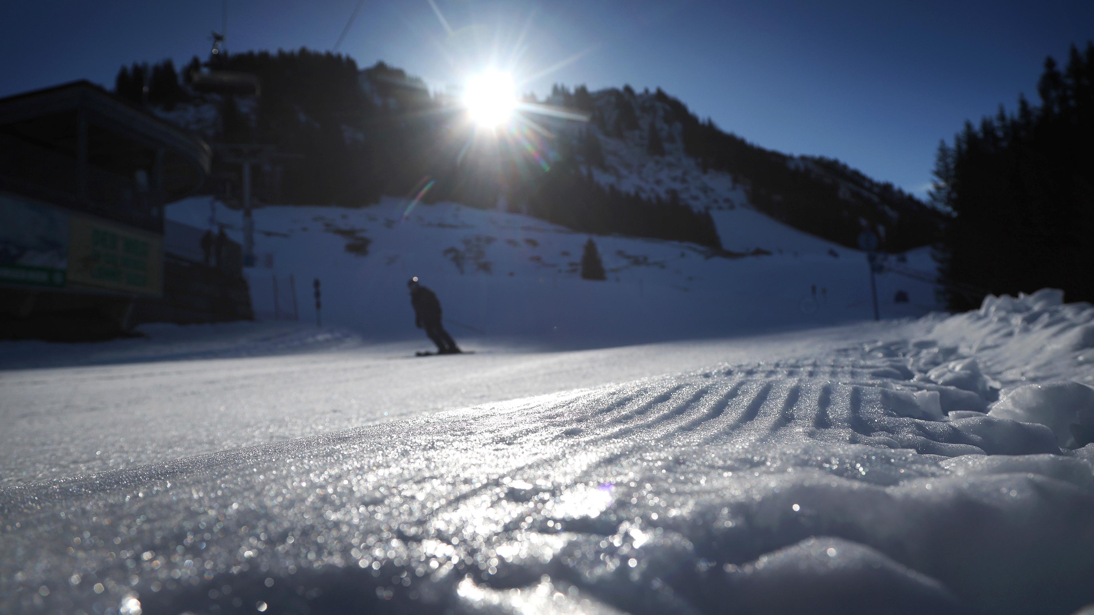 Ein Skifahrer fährt auf der Piste am Söllereck im Sonnenschein