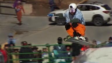 Ein Skifahrer hebt beim Skijøring Wettbewerb in Colorado ab