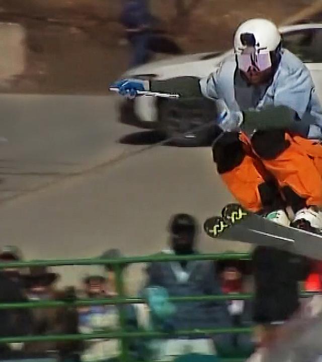 Ein Skifahrer hebt beim Skijøring Wettbewerb in Colorado ab