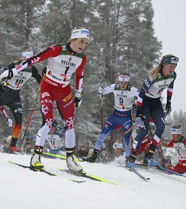 Die Norwegerin Therese Johaug (1), die US-Amerikanerin Jessie Diggins (6), die Deutsche Victoria Carl (10) und die Schwedin Ebba Andersson (5) treten beim FIS Weltcup Ruka Nordic 2024.
