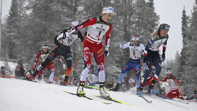 Die Norwegerin Therese Johaug (1), die US-Amerikanerin Jessie Diggins (6), die Deutsche Victoria Carl (10) und die Schwedin Ebba Andersson (5) treten beim FIS Weltcup Ruka Nordic 2024.